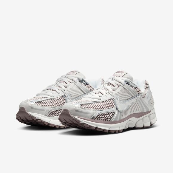 NWT Nike Women’s Zoom Vomero 5 Vast Grey/Metallic Silver Running Shoe 7.5 - Picture 1 of 6